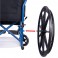 Fauteuil roulant pliable. Grandes roues arrière amovibles