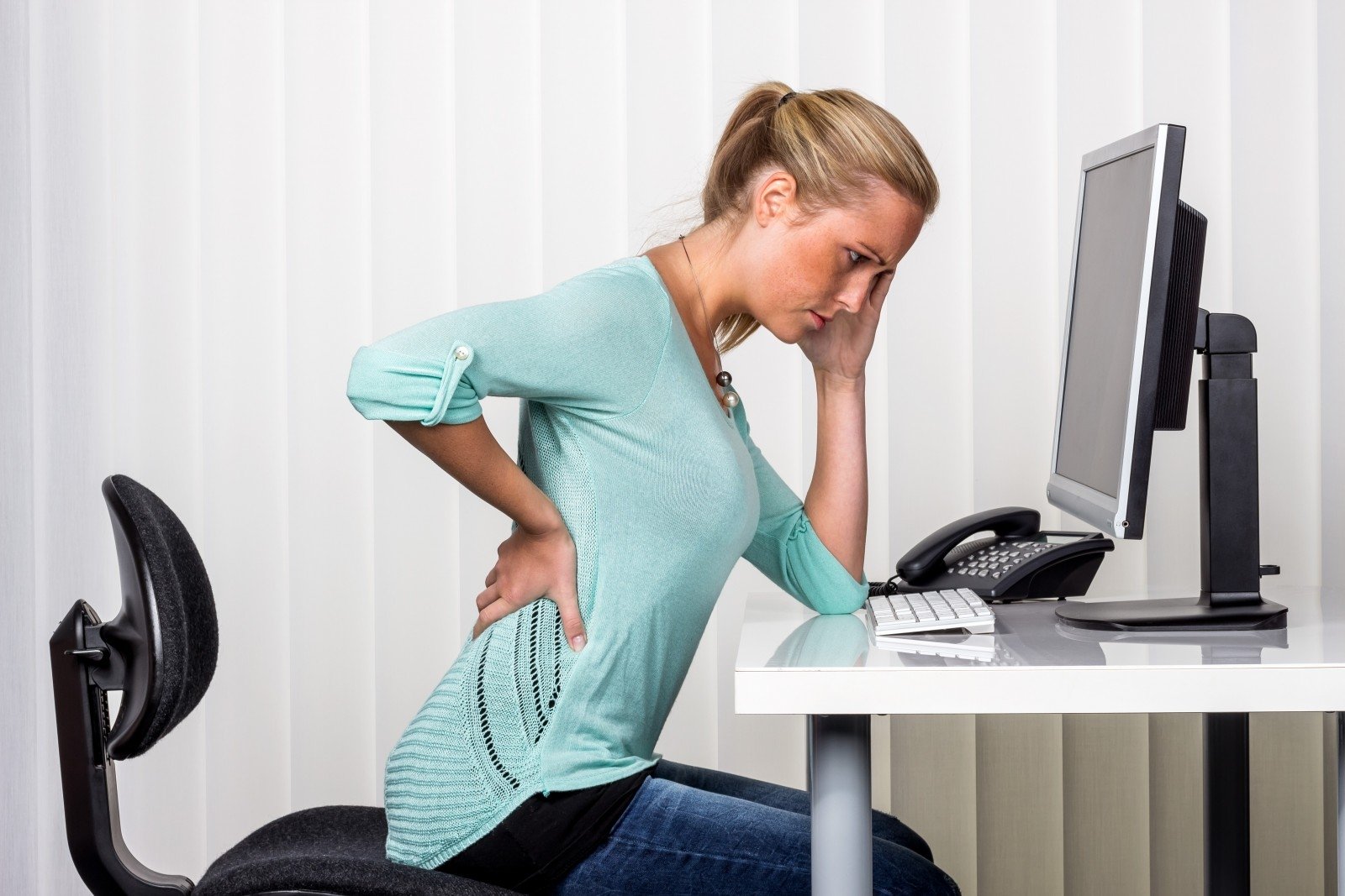 Cómo evitar y aliviar el dolor de espalda en la oficina