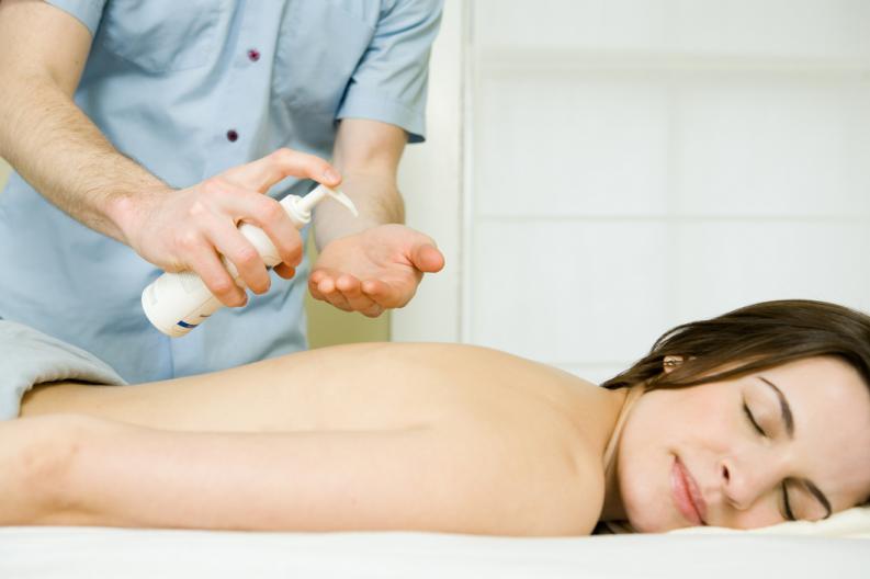 ¿Por qué necesitas cremas para masaje muscular en tus sesiones?